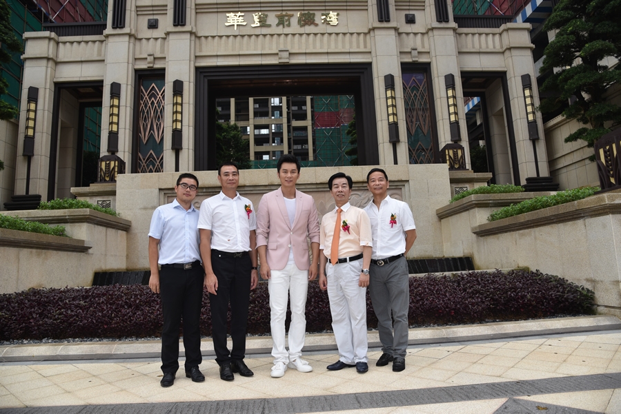李晨與華豐世紀(jì)集團(tuán)及金成地產(chǎn)集團(tuán)領(lǐng)導(dǎo)在小區(qū)門(mén)口留影